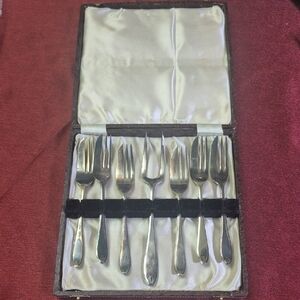 Vintage EPNS Silver Plate Pastry/ Dessert Forks Set in Case